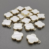 Подвеска Клевер, с белой эмалью, 9.5 мм, позолота