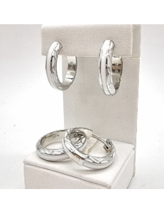 Серьги кольца с белой эмалью, 20*4.5 мм, родий