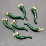 Подвеска Перец с зеленой эмалью, 27*5 мм, позолота
