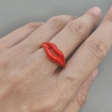 Кольцо красные губы, 22*9 мм, позолота