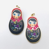 Подвеска Матрешка с черной микс эмалью, 20*35 мм, позолота