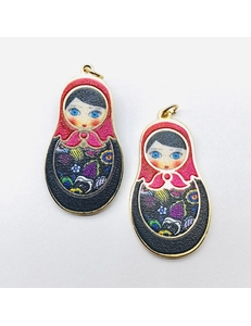 Подвеска Матрешка с черной микс эмалью, 20*35 мм, позолота