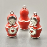 Подвеска Матрешка с красной эмалью, 10*20 мм, родий